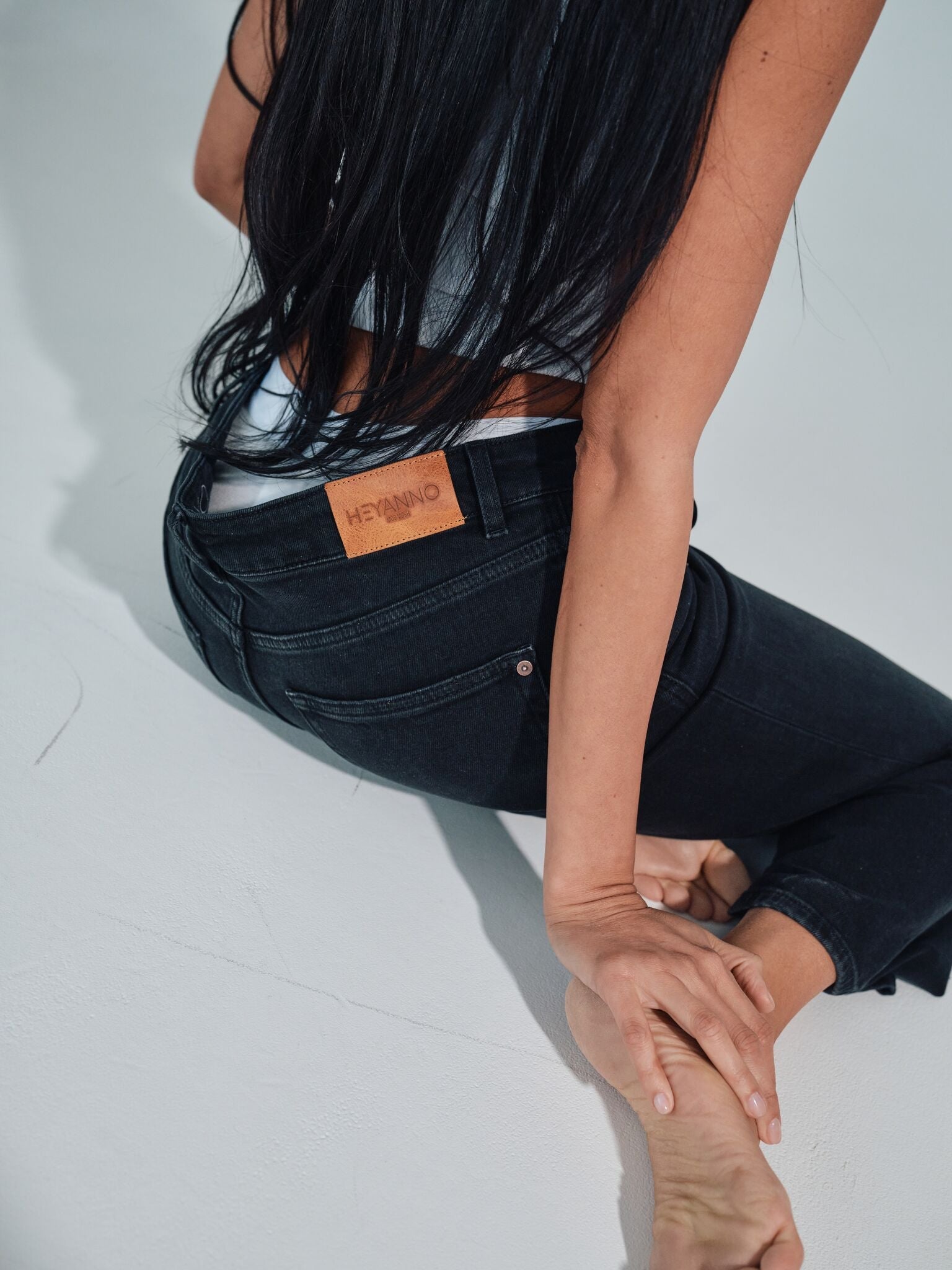 Modelshot / Black Denim / Detail